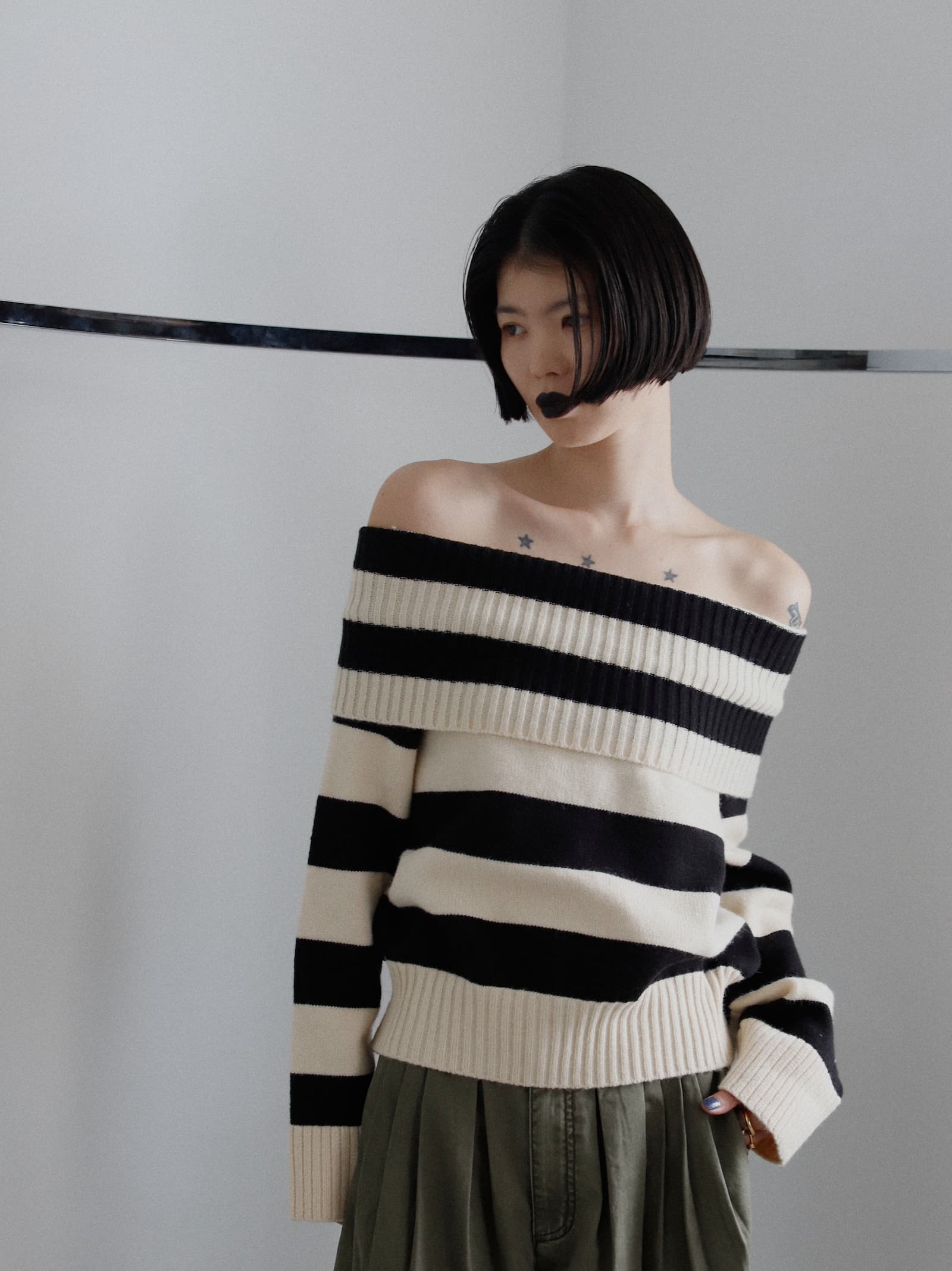 Border Off-shoulder Knit Tops