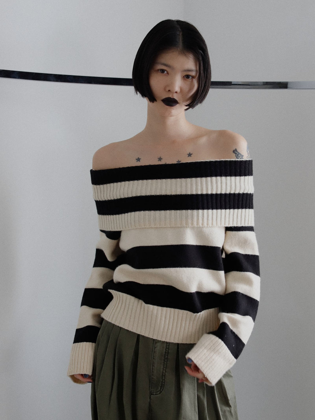 Border Off-shoulder Knit Tops