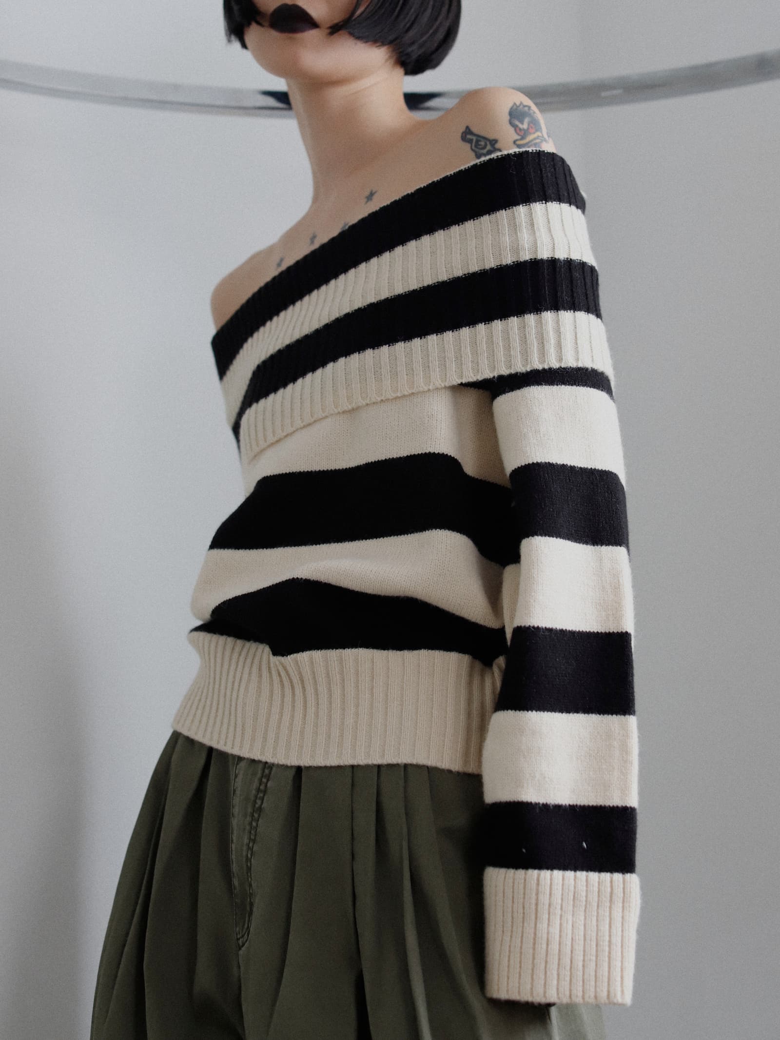 Border Off-shoulder Knit Tops