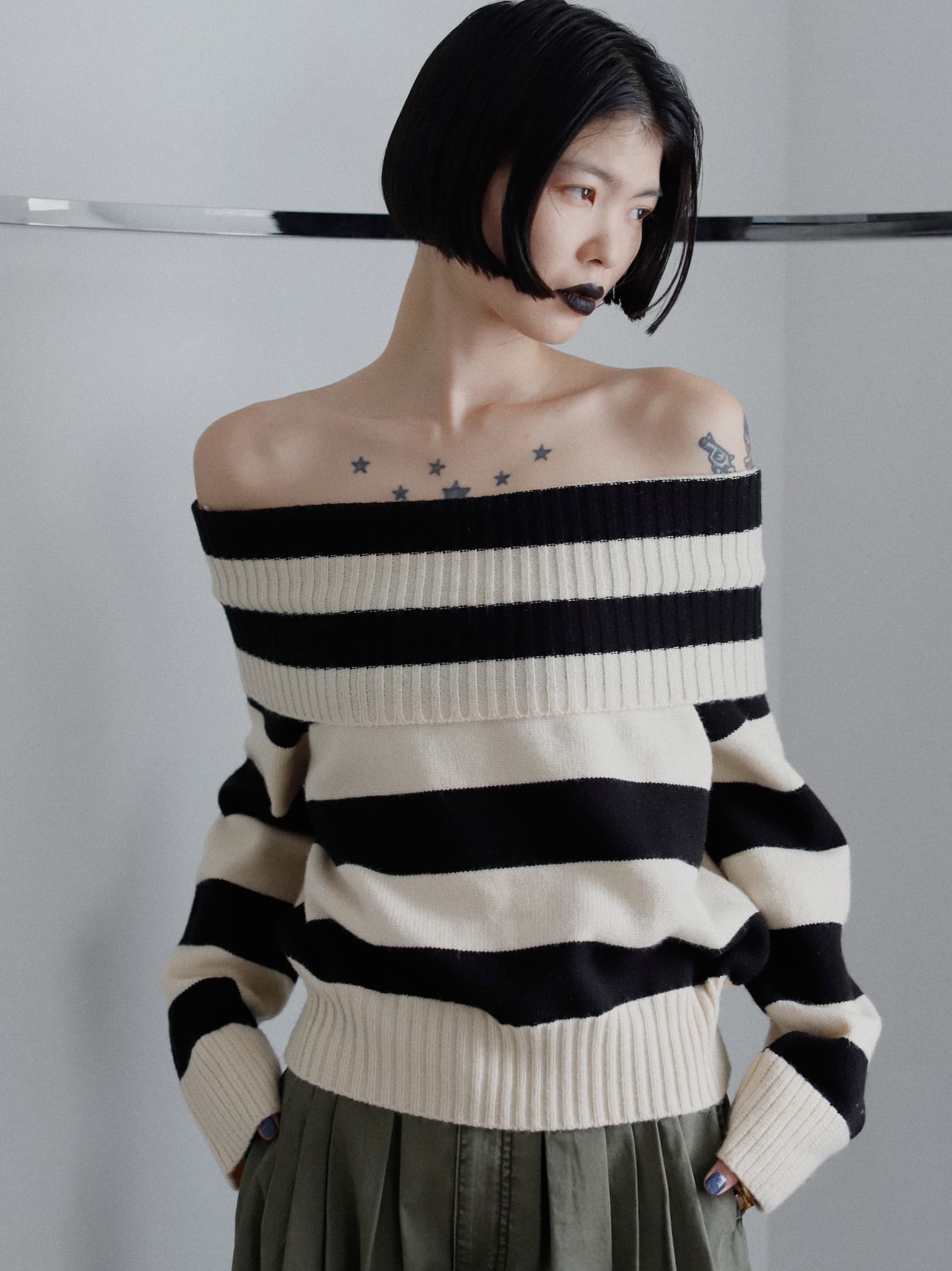 Border Off-shoulder Knit Tops