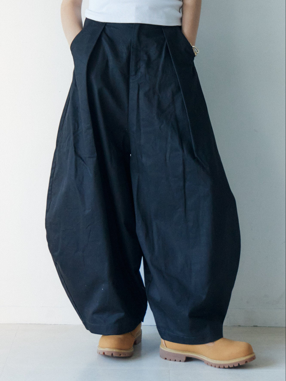 Volume Curve Twill Pants