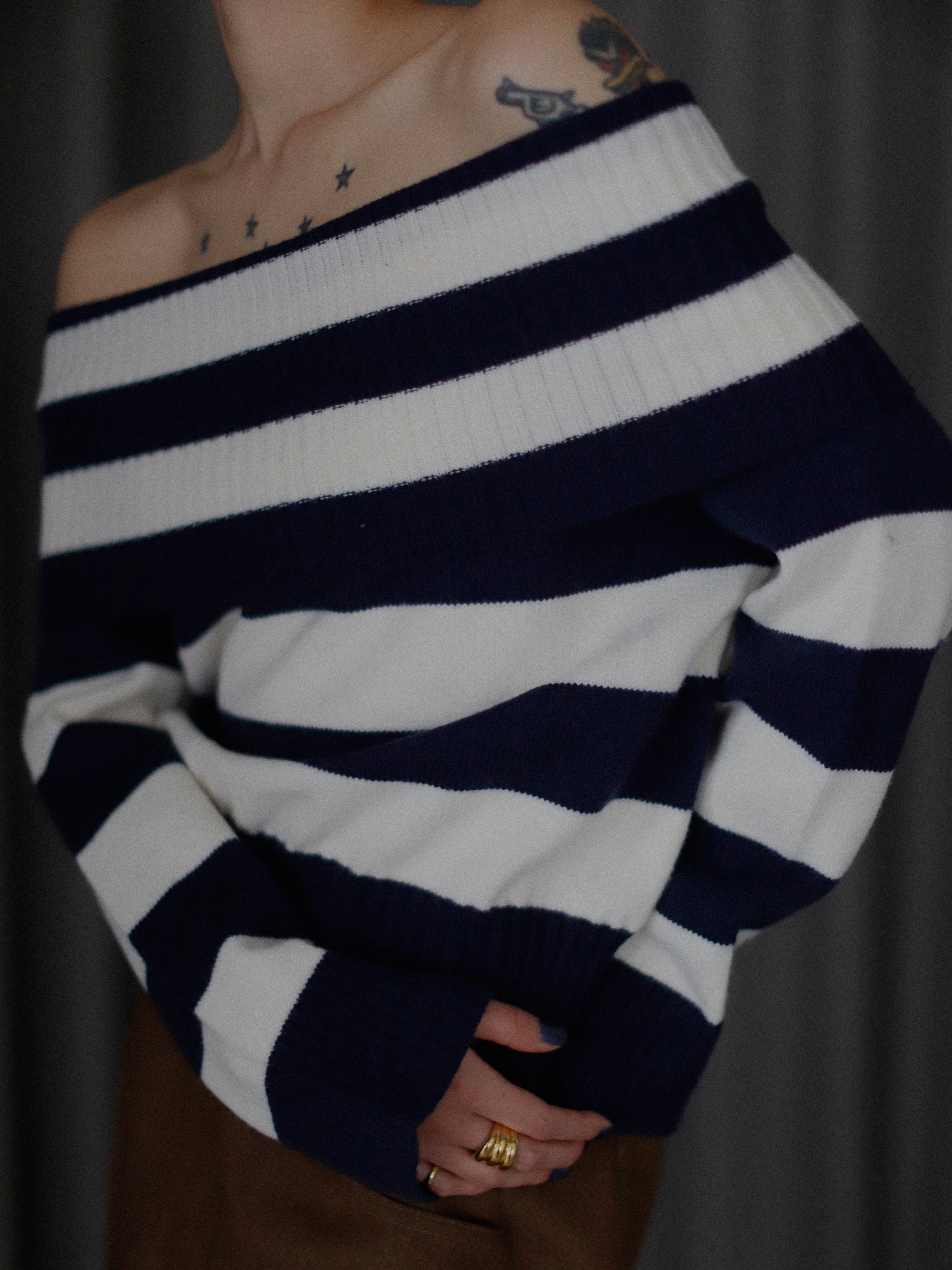 Border Off-shoulder Knit Tops